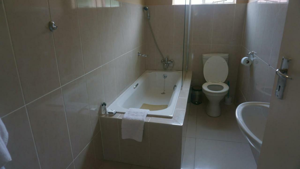 Bridgeville Guest House Gaborone Esterno foto